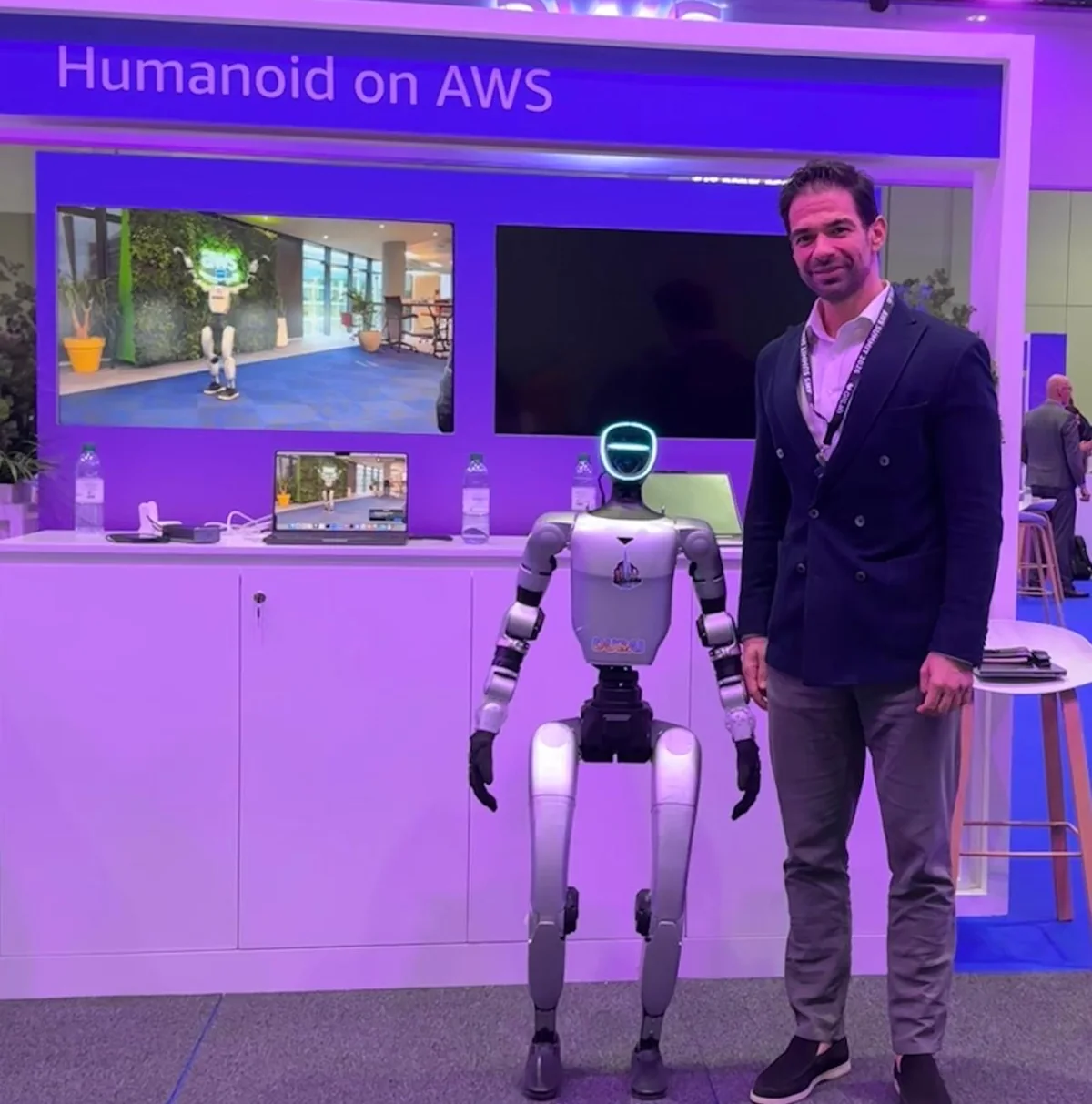 AWS Summit Dubai 2026'da sergilenen insansı robot